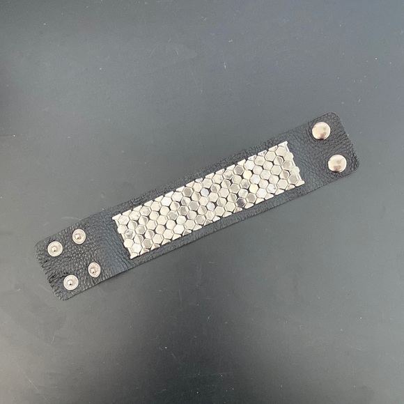 Metal scaled leather cuff bracelet - Picture 2 of 10